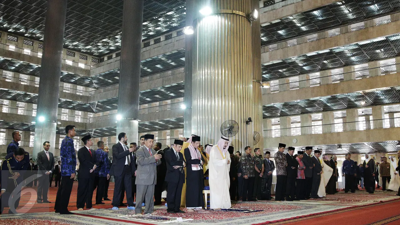 Raja-Salman-dan-Jokowi-Salat-Tahyatul-di-Masjid-Istiqlal