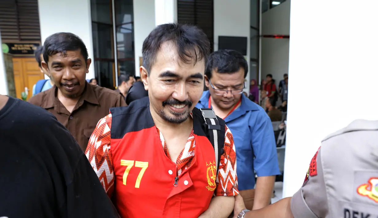 "Saya lebih senang secara terbuka karena semua orang bisa tahu kalau kasus ini adalah kasus yang diduga dibuat-buat untuk menjatuhkan Aa Gatot. Kalau saya mengatakan, saya yakin itu 100 persen. Mulai dari dugaan asusila,"ujar kuasa hukum Gatot Brajamusti.