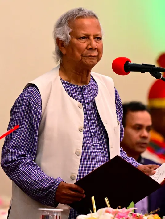 Muhammad Yunus diambil sumpah jabatannya sebagai penasihat utama (setara dengan Perdana Menteri). (MUNIR UZ ZAMAN/AFP)