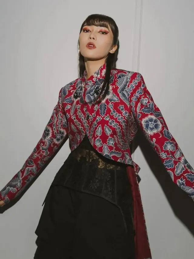 Isyana sarasvati kenakan kebaya janggan merah motif