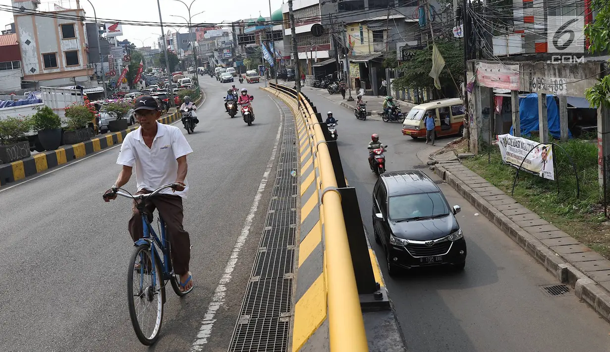 Pengendara Sepeda melintas di flyover Jalan Arif Rahman Hakim, Depok, Jawa Barat, Senin (22/10). Gubernur Jawa Barat Ridwan Kamil berjanji untuk memberikan hibah dua flyover kepada Pemerintah Kota Depok. (Liputan6.com/Immanuel Antonius)