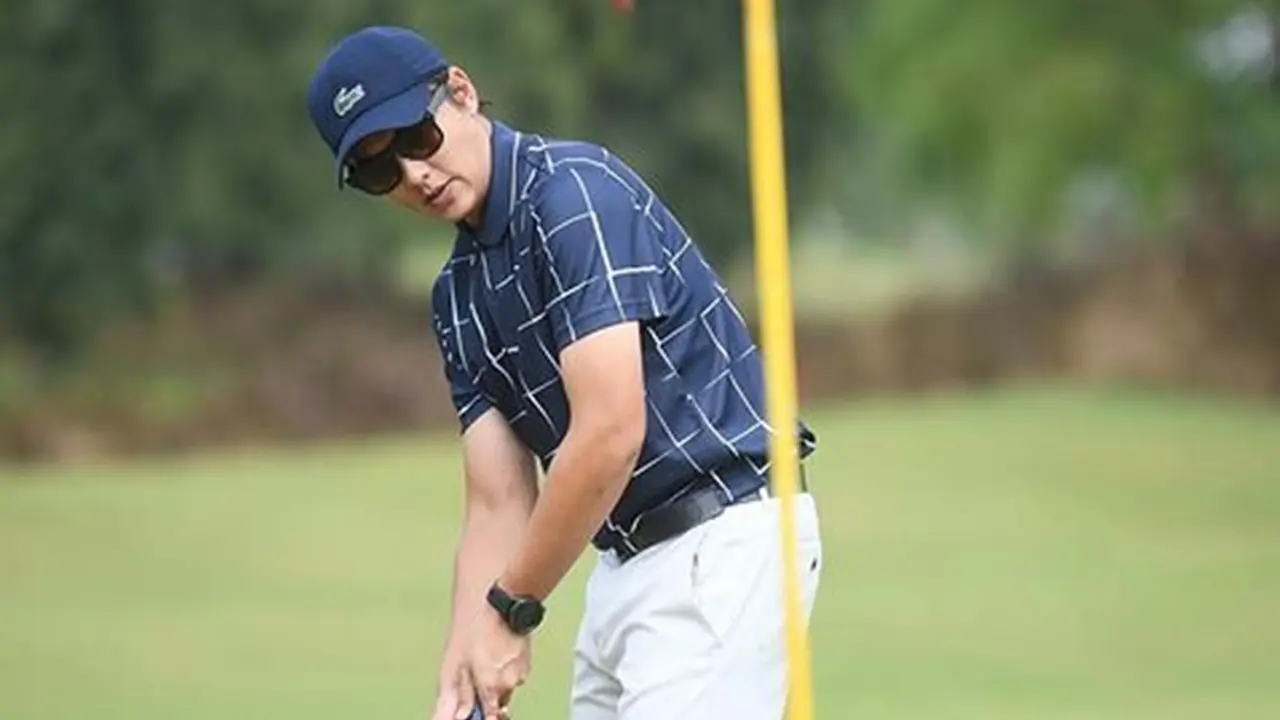 FOTO: Gaya Andhika Pratama saat Main Golf, Tampil Sporty