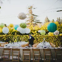 Di pernikahan konvensional alias tradisional, benda-benda berikut ini nggak akan kamu temui.