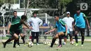 Indra Sjafri (ketiga kiri) saat memimpin latihan di Lapangan B Kompleks GBK, Jakarta, Selasa (18/9/2018). Menurut laman resmi Federasi Sepak Bola Indonesia, penunjukkan Indra Sjafri berdasarkan hasil rapat Komite Eksekutif PSSI pada 30 Januari 2023. (Liputan6.com/Helmi Fithriansyah)