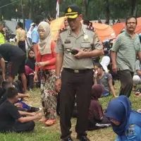 Video ini memperlihatkan puluhan siswa SMPN 184 Jakarta yang terbaring lemas setelah keracunan makanan. (Liputan6.com)