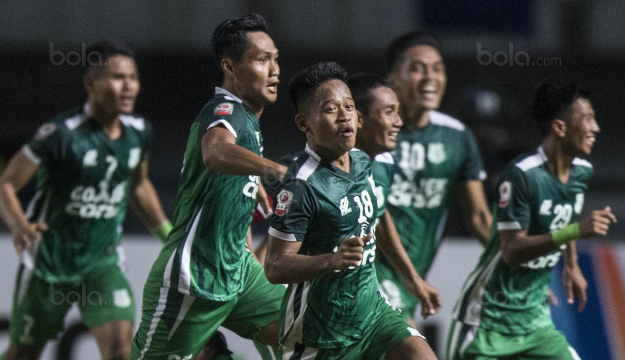 Para pemain PSMS merayakan gol yang dicetak Choiril Hidayat ke gawang PSIS pada laga semifinal Liga 2 2017 di Stadion GBLA, Bandung, Sabtu (25/11/2017). PSMS menang 2-0 atas PSIS. (Bola.com/Vitalis Yogi Trisna)