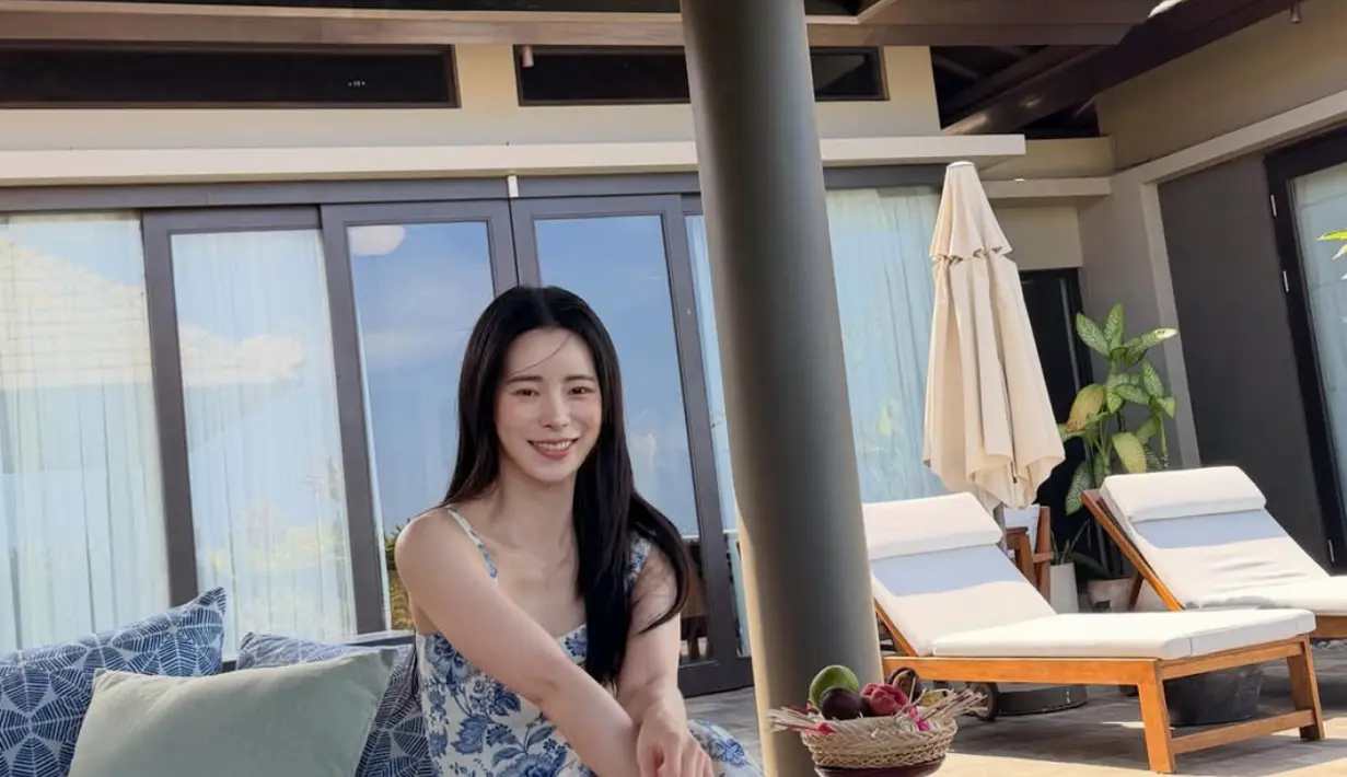 Lim Ji Yeon pun tampak girly dengan  setelah putih bercorak bunga biru. Setelan terdiri dari atasan sleeveless crop dipadukan long skirtnya. [@limjjy2]
