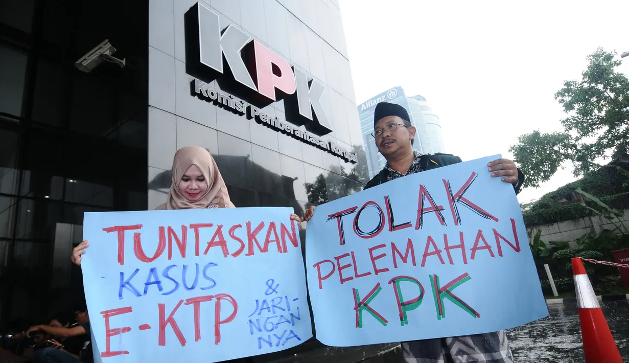 Perwakilan dari peserta PPWK Lakpesdam-PBNU melakukan aksi dukungan di Gedung KPK, Jakarta, Kamis (12/10). Mereka menyampaikan pernyataan sikap, korupsi merupakan kejahatan luar biasa. (Liputan6.com/Helmi Fithriansyah)