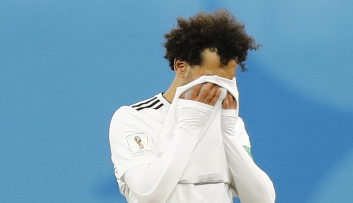 Gelandang Mesir, Mohamed Salah, tampak kecewa usai dikalahkan Rusia pada laga Grup A Piala Dunia di Stadion Krestovsky, St Petersburg, Selasa (19/6/2018). Rusia menang 3-1 atas Mesir. (AP/Efrem Lukatsky)
