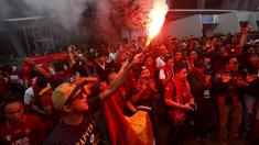 Pecinta klub AS Roma atau Romanisti mulai memadati Stadion Utama Gelora Bung Karno jelang pertandingan AS Roma Sabtu (25/7/2015) malam ini.  Mereka sudah hadir sejak sesi latihan di siang hari. (REUTERS/Darren Whiteside)