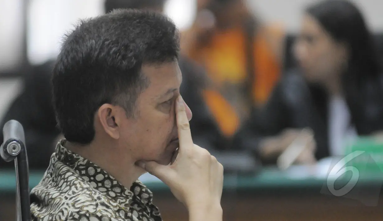 Terdakwa kasus TransJakarta Drajad Adhyaksa mengikuti sidang pembacaan vonis di Pengadilan Tipikor, Jakarta, Jumat (6/3). Drajad divonis 5 tahun penjara dan denda Rp 250 juta atas kasus pengadaan bus Transjakarta tahun 2013. (Liputan6.com/Herman Zakharia)