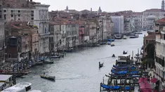Pemandangan dari gedung "Fondaco dei Tedeschi" menunjukkan Kanal Besar di Venesia, Italia (4/11/2019). Kota kanal ini terkenal dengan sarana transportasi air, di antaranya gondola. (AFP Photo/Miguel Medina)