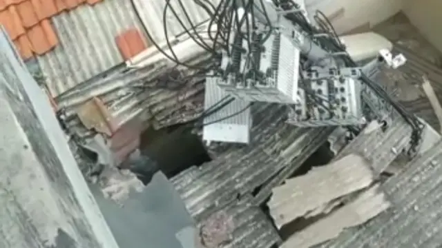 Tiang BTS timpa rumah warga di Depok