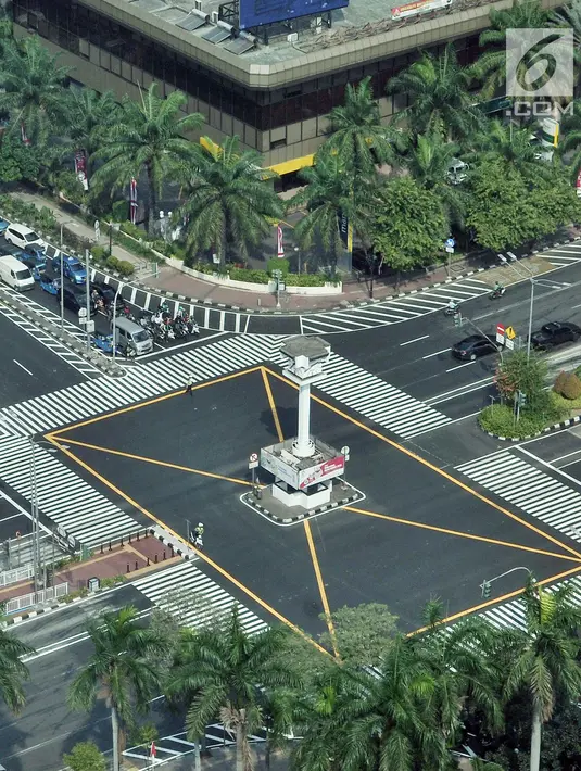 Kendaraan saat melintas di simpang Tugu Jam MH Thamrin, Jakarta, Kamis (23/8). Pemprov DKI Jakarta melakukan penataan ulang sarana umum di persimpangan sepanjang Jalan MH Thamrin-Sudirman.(merdeka.com/ Iqbal S. Nugroho)