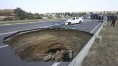 Sinkhole raksasa terbentuk di tengah jalan utama dekat Simferopol, ibukota Crime. (REUTERS/Pavel Rebrov) 