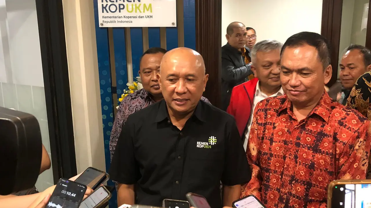 Menteri Koperasi dan Usaha Kecil dan Menengah (MenkopUKM) Teten Masduki di kantor KemenkopUKM, Senin (19/2/2024). (Foto: Liputan6.com/Tira Santia)