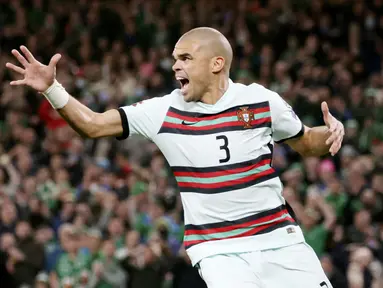 Ketangguhan bek berusia 39 tahun ini tak perlu diragukan lagi. Kemampuan membaca permainan dan tak kenal kompromi demi mengamankan pertahanan membuat Pepe dipanggil Timnas Portugal untuk berlaga di Piala Dunia 2022. (AP/Peter Morrison)
