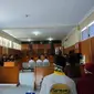 Majelis Hakim Pengadilan Negeri Garut akhirnya menjatuhkan putusan vonis berbeda kepada ketiga terdakwa jenderal NII, dalam sidang putusan, Kamis (23/6/2022). (Liputan6.com/Jayadi Supriadin)