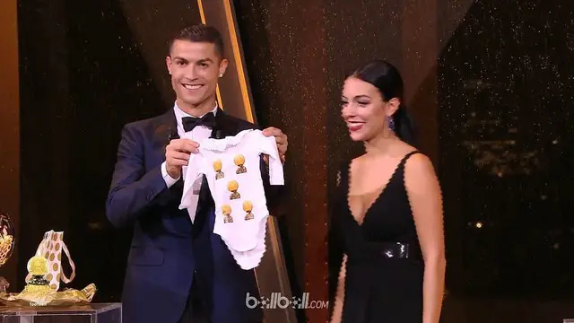 Peraih Ballon d'Or 2017, Cristiano Ronaldo mendapat kejutan dari penyelenggara yang diterimanya bersama kekasihnya Georgina Rodriguez.