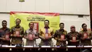 Para pembicara memperlihatkan buku yang berjudul 'Tim 9 Membongkar Skandal Century', Komplek Parlemen, Jakarta, Rabu (12/11/2014)(Liputan6.com/Andrian M Tunay) 
