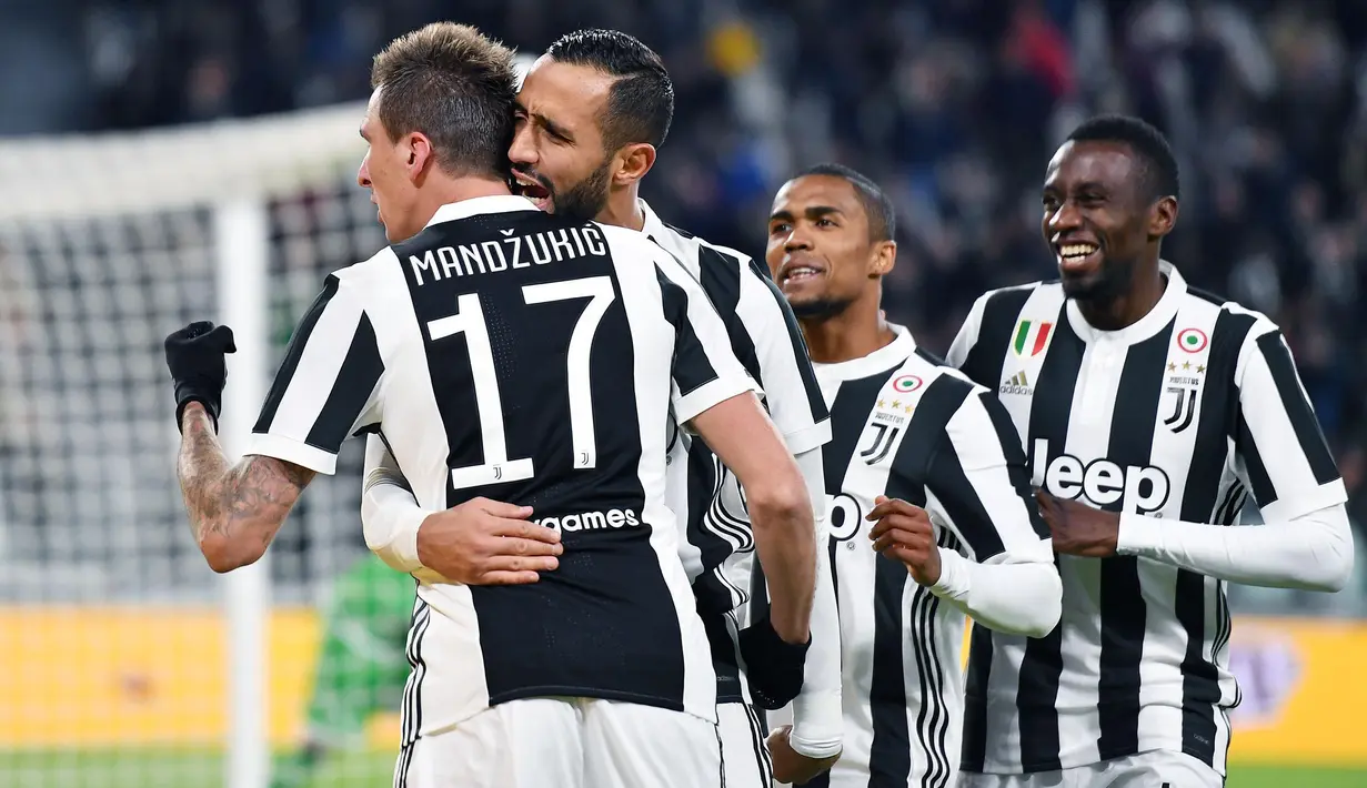 Para pemain Juventus merayakan gol Mario Mandzukic (kiri) saat melawan Crotone pada lanjutan Premier League di Allianz Stadium, Turin, Italy, (26/11/2017). Juventus menang 3-1. (Alessandro Di Marco/ANSA via AP)