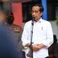 Presiden Joko Widodo memberi keterangan saat meninjau langsung vaksinasi Covid-19 bagi anak-anak usia 6-11 tahun yang digelar di Kompleks SDN Cideng, Gambir, Jakarta, Rabu (15/12/2021). (Foto: Lukas-Biro Pers Sekretariat Presiden)