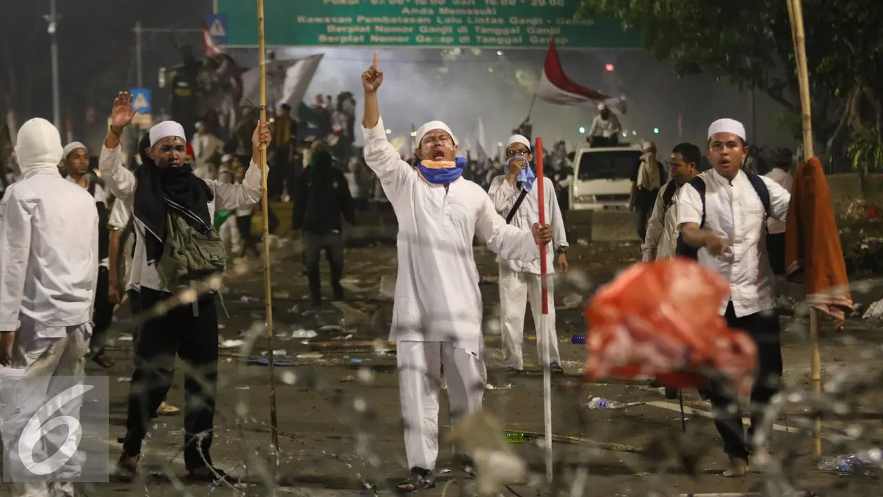 20161104- Polisi Desak Mundur Pendemo dari Istana-Jakarta- 