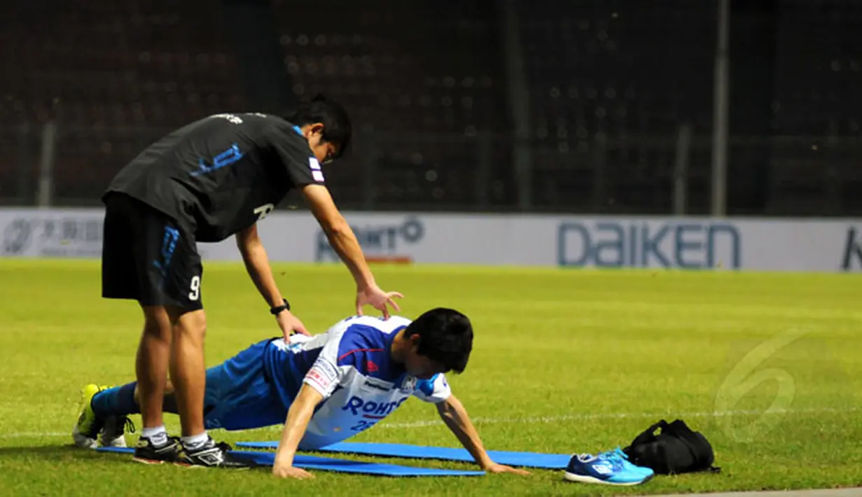 Salah satu pemain Gamba Osaka berlatih secara terpisah di Stadion GBK Jakarta, Jumat (23/1/2015). Gamba Osaka akan melakukan laga uji coba melawan Persija Jakarta pada Sabtu (24/1). (Liputan6.com/Helmi Fithriansyah)
