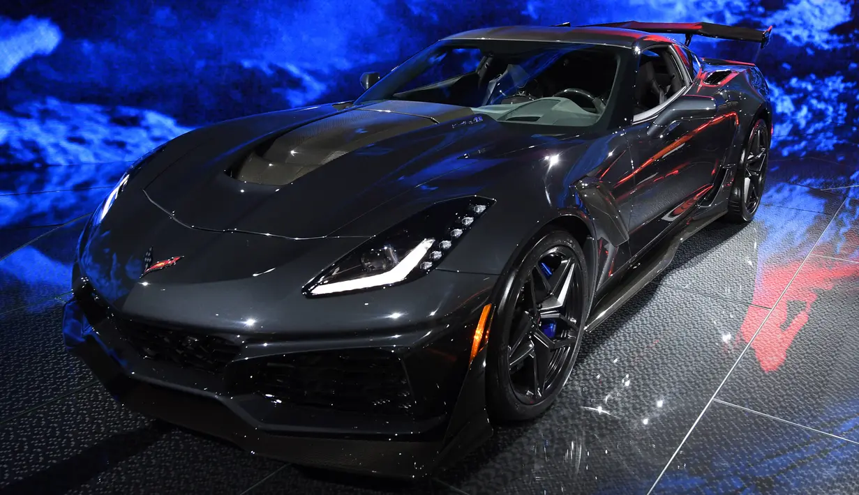 Tampilan luar dari mobil Chevrolet Corvette ZR1 yang dipamerkan di Los Angeles Auto Show 2017, Los Angeles, California (29/11). Model ini juga dilengkapi kap serat karbon unik dan empat radiator baru.  (AFP Photo/Mark Ralston)