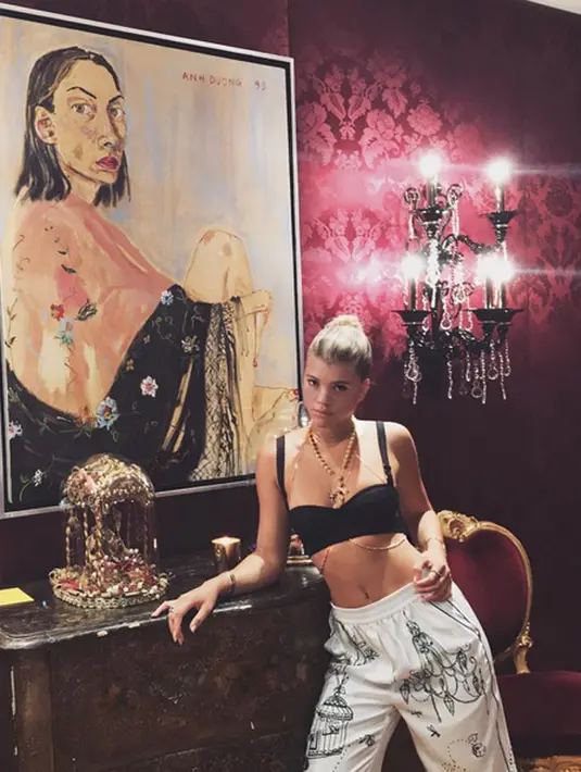 Saat hadir di pertunjukkan Dolce & Gabana di Milan Fashion Week 2016, Sofia pun mengenakan hasil karya perancang D&G tersebut. Dengan mengenakan kostum dominan berwarna putih, Sofia terlihat elegan berlenggang di MFW 2016 saat itu. (Instagram/Sofiarichie)