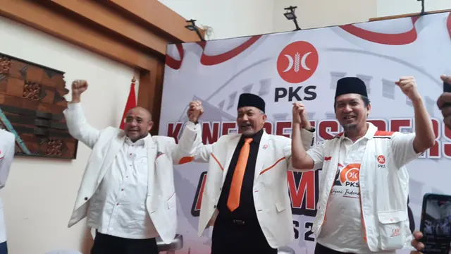 Presiden PKS Ahmad Syaikhu (tengah), Sekjen PKS Aboe Bakar Alhabsyi (kedua dari kiri), dan Ketua DPP PKS bidang Polhukam Almuzzammil Yusuf (paling kanan)