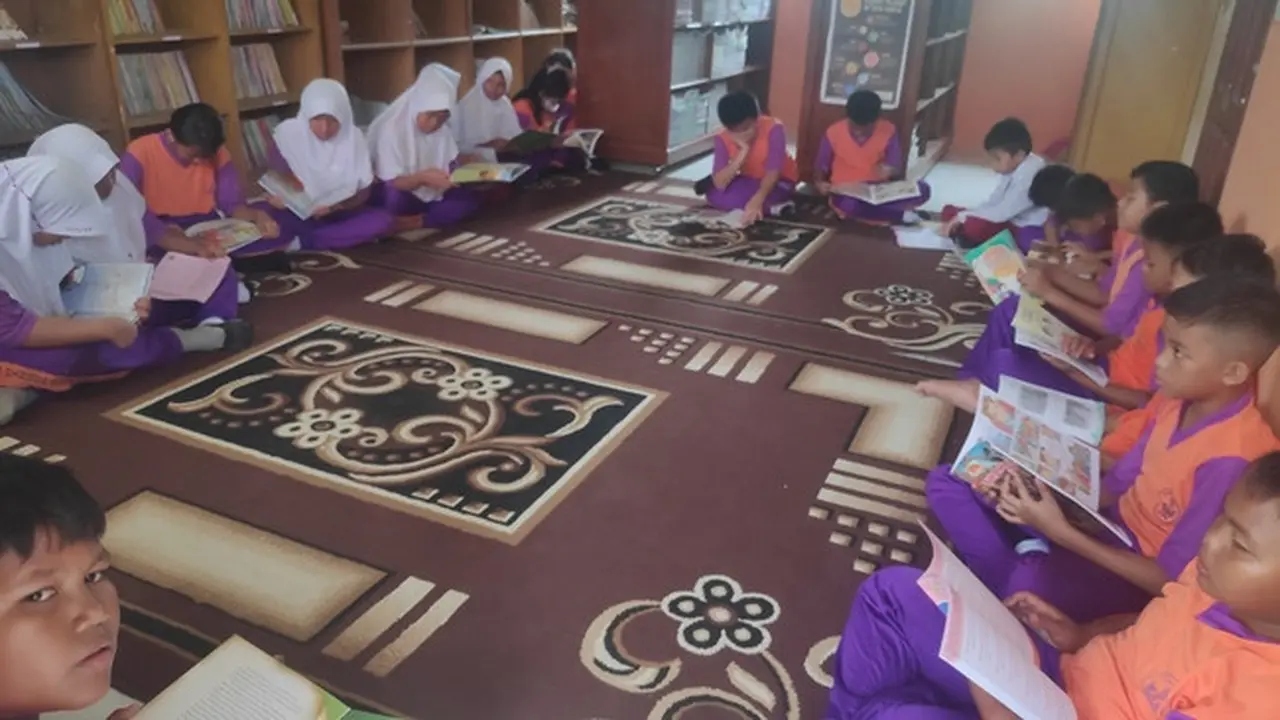 Kebiasaan murid SDN 008 Kota Dumai membaca buku selama 15 menit sebelum kelas dimulai.