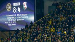 Para suporter Dortmund merayakan kemenangan tim kesayangannya saat berhadapan Legia Warszawa pada pertandingan Grup F Liga Champiosn di Signal Iduna Park, Jerman (23/11). Dortmund menang telak atas Legia dengan skor 8-4. (REUTERS/Wolfgang Rattay)