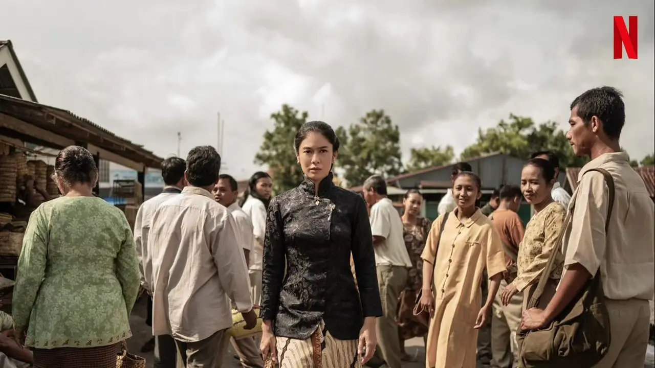 6 Pesona Fearless Dian Sastro Kenakan Kebaya Monokrom di Serial Gadis Kretek yang Masuk Busan International Film Festival 2023