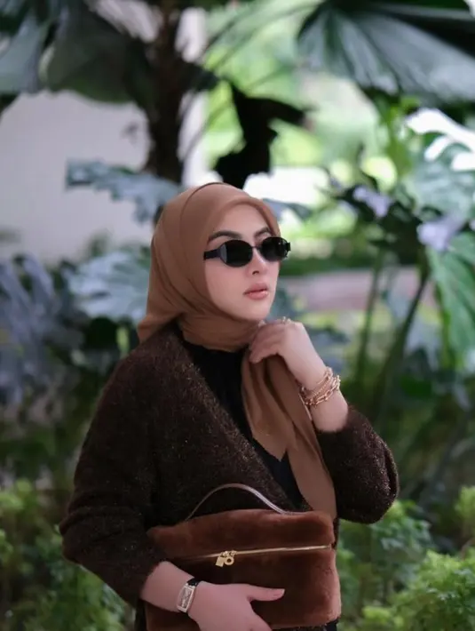 Dalam penampilan tersebut, ia juga tampil dengan memakai perhiasan dari Tiffany & Co berupa Large Link Bracelet in Rose Gold with Pave Diamond dan Knot Double Row Hinged Bangle in Rose Gold with Diamonds. Harga gelang ini pun ditaksir mencapai Rp 1,3 miliar serta Rp 425 juta. (Liputan6.com/IG/@PrincesSyahrini)