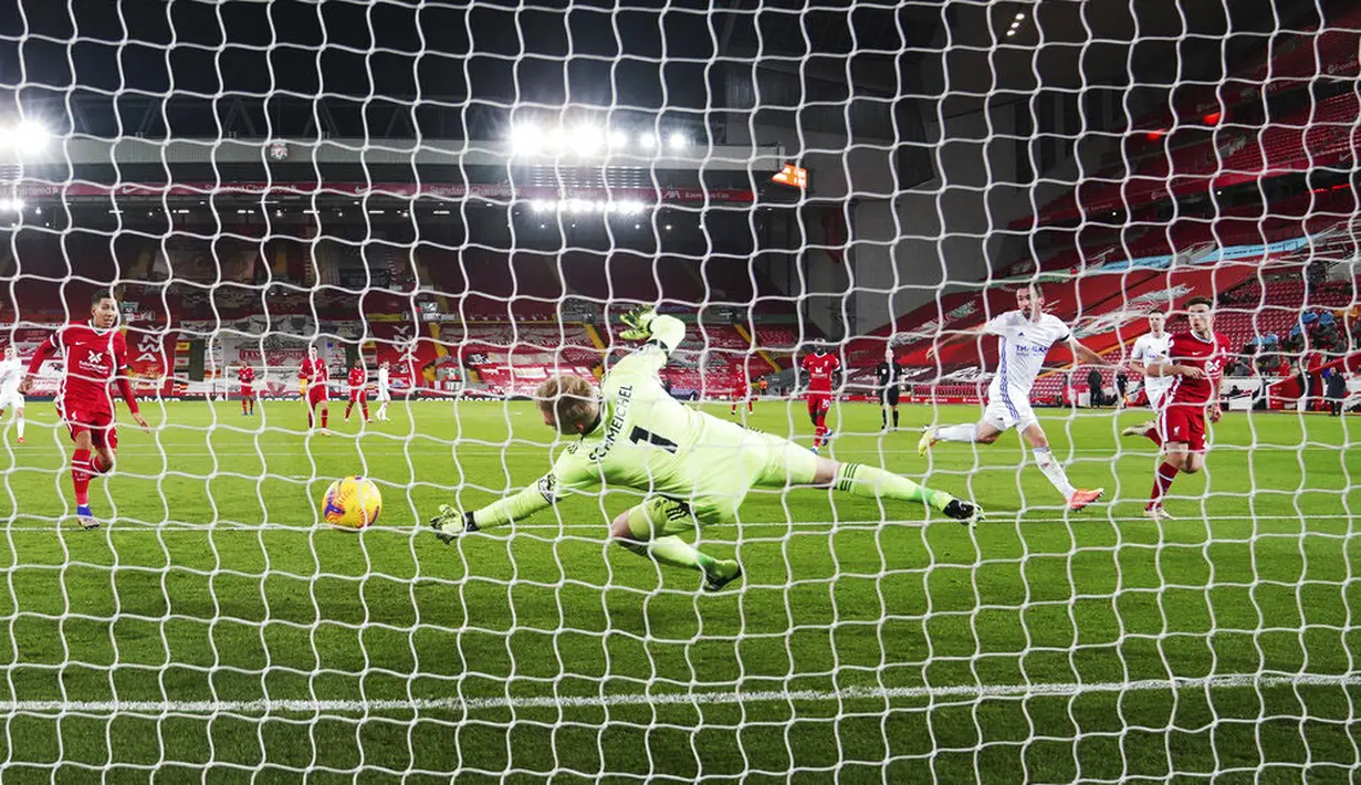 Pemain Liverpool, Diogo Jota, mencetak gol ke gawang Leicester City pada laga Liga Inggris di Stadion Anfield, Senin (23/11/2020). Liverpool menang dengan skor 3-0. (AP Photo/Jon Super)