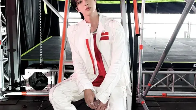 Gaya Kasual Jin BTS dengan Outfit Putih, Pancarkan Aura Menawan