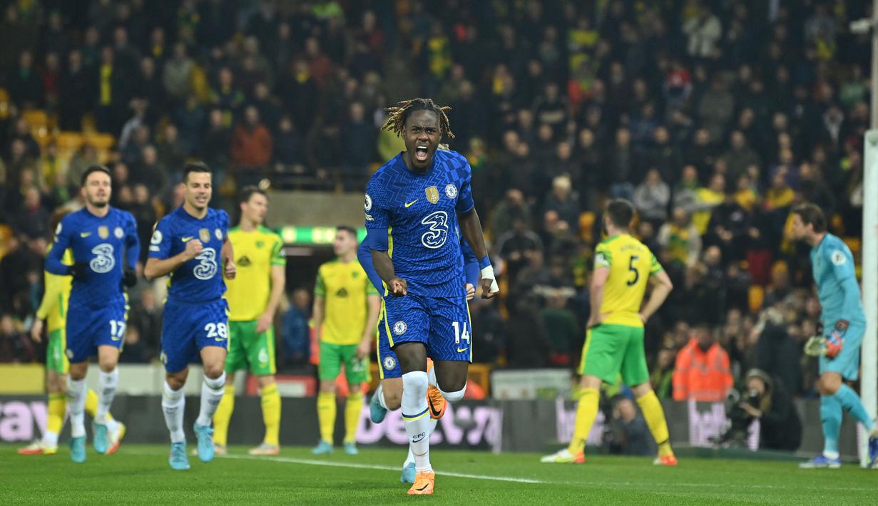 Mari kesampingkan permasalahan tersebut dan fokus pada pertandingan. Pada menit ke-3, Chelsea sudah membuat fans Norwich yang hadir di Carrow Road lewat gol yang dicetak oleh Trevoh Chalobah, memanfaatkan umpan Mason Mount. (AFP/Glyn Kirk)