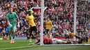 Ekspresi kecewa pemain Manchester United, Rasmus Hojlund setelah gagal mencetak gol ke gawang Wolves dalam laga lanjutan Liga Inggris 2024/2025 di Old Trafford, Inggris, Minggu (20/04/2025) waktu setempat. (AFP/Paul Ellis)