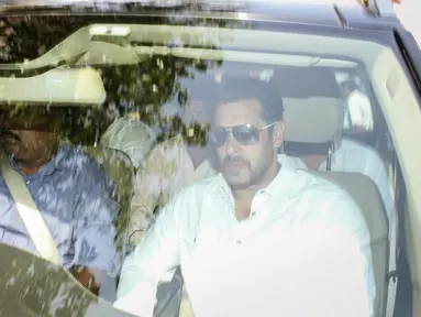 Aktor Bollywood, Salman Khan (kanan) berada dalam mobil saat meninggalkan pengadilan di Mumbai, India, Rabu (6/5/2015). Salman dijatuhi hukuman penjara lima tahun setelah terbukti bersalah dalam kasus tabrak lari pada 2002. (REUTERS/Stringer)