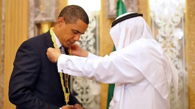 Presiden ke-44 Amerika Serikat Barack Obama dan mendiang Raja Abdullah dari Arab Saudi dalam pertemuan pada Juni 2009 di Riyadh. (Dok. AFP)