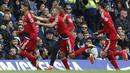 Para pemain Watford merayakan gol yang dicetak Roberto Pereyra ke gawang Chelsea pada laga Premier League di Stadion Stamford Bridge, London, Sabtu (21/10/2017). Chelsea menang 4-2 atas Watford. (AFP/Ian Kington)