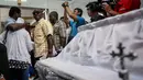 Kesedihan keluarga Sylvester Obiekwe saat melihat peti jenazah terpidana mati asal Nigeria itu disemayamkan di rumah duka RS PGI Cikini, Jakarta, Rabu (29/4/2015). (Liputan6.com/Faizal Fanani)