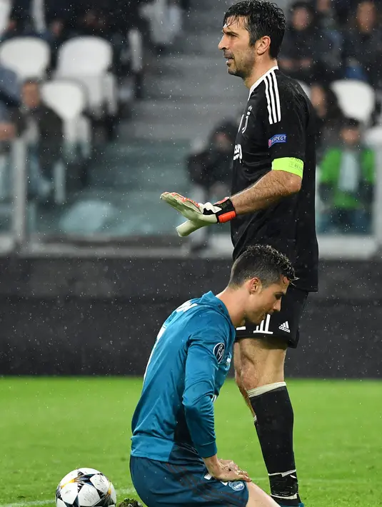 Striker Real Madrid Cristiano Ronaldo dan kiper Juventus Gianluigi Buffon saat pertandingan Liga Champions di Stadion Allianz, Turin (3/4). Cristiano Ronaldo menyumbang dua gol untuk Real Madrid. (AFP/Alberto Pizzoli)