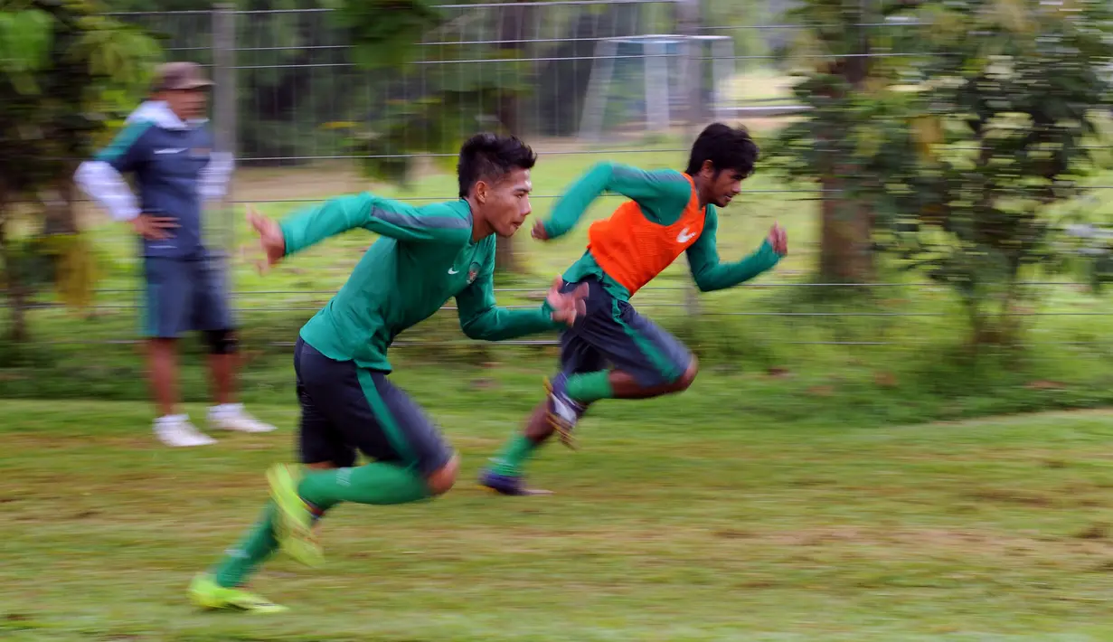 Pemain depan timnas Indonesia U-23, Ilham Udin Armayin (kanan) beradu cepat lari dengan rekan setimnya saat berlatih di Lapangan Sutasoma, Halim Perdanakusuma, Jakarta, Rabu (25/3/2015). (Liputan6.com/Helmi Fithriansyah)