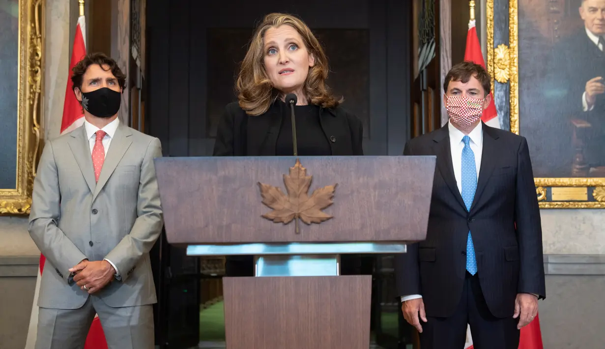 Wakil Perdana Menteri dan Menteri Keuangan Kanada Chrystia Freeland berbicara selama konferensi pers di Parliament Hill, Ottawa, Selasa (18/8/2020). Perdana Menteri Justin Trudeau mengangkat Chrystia Freeland sebagai menteri keuangan perempuan pertama Kanada. (Adrian Wyld/The Canadian Press via AP)