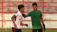 Kiper Madura United, Angga Saputra. (Bola.com/Aditya Wany)