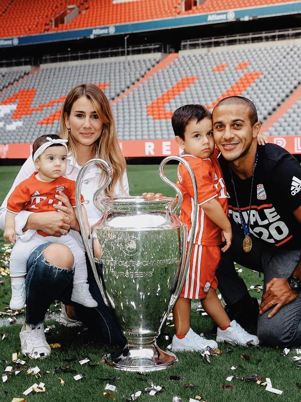 Julia Vigas, Istri gelandang Liverpool Thiago Alcantara. (foto: Instagram @juliavigas)