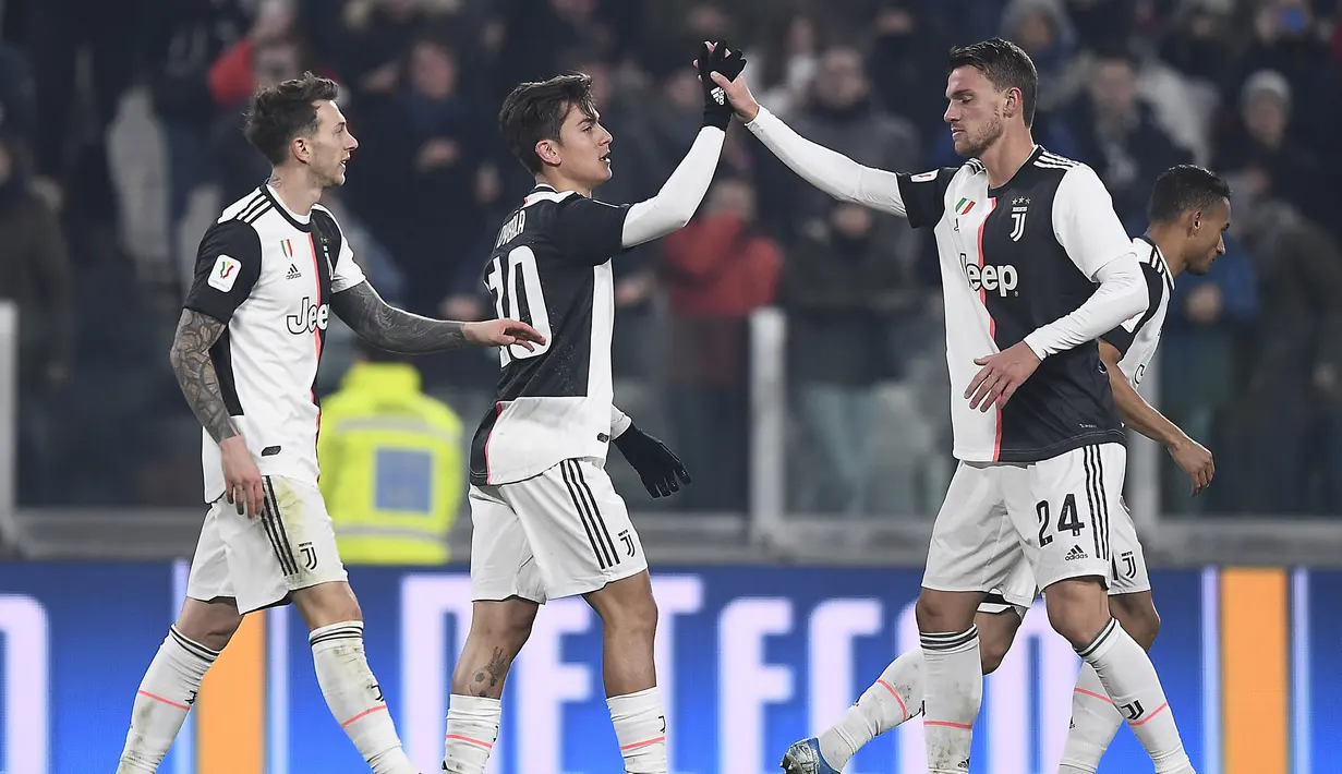 Pemain Juventus Paulo Dybala (tengah) merayakan golnya ke gawang Udinese bersama rekan-rekan setimnya pada pertandingan Coppa Italia 2019/2020 di Allianz Stadium, Turin, Italia, Rabu (15/1/2020). Juventus menang 4-0. (Fabio Ferrari/LaPress via AP)