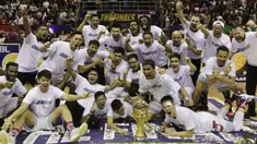Pebasket Stapac Jakarta merayakan gelar juara usai mengalahkan Satria Muda Jakarta pada laga final IBL 2019  di C-Tra Arena, Bandung, Sabtu (23/3). Stapac menang 74-56 atas Satria Muda. (Bola.com/M Iqbal Ichsan)